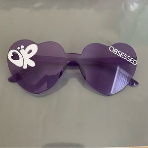 Olivia rodrigo guts tour sunglasses